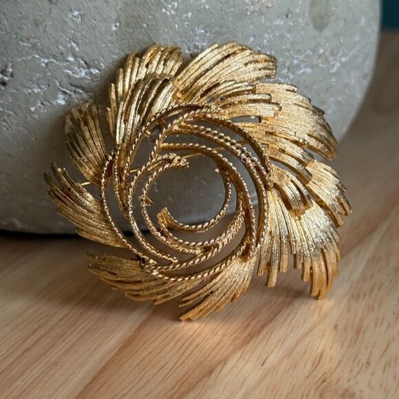Vintage Lisner Swirl Brooch Gold Tone Textured & Brushed - Picture 1 of 8